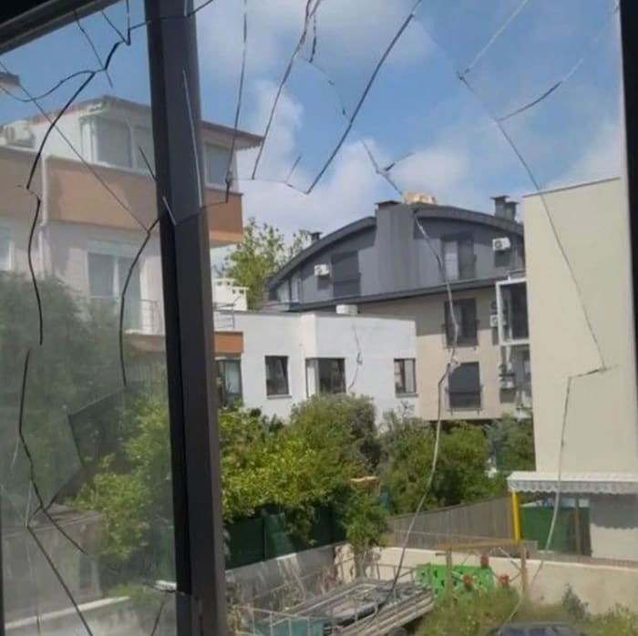 Das Außenfenster wurden von innen zerschlagen.