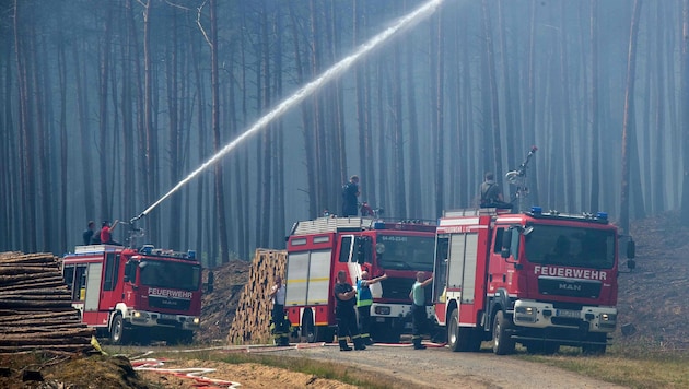 Die Feuerwehren in Deutschland sind seit Tagen mit mehreren Waldbränden beschäftigt.