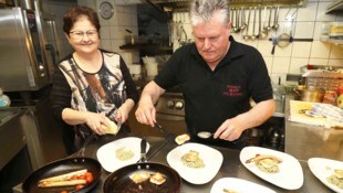 Maria und Matthias Siess vom Weingut MAD zaubern in der „Herztröpferl“-Küche Gerichte auf die ...