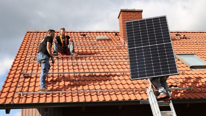 Photovoltaik-Anlagen auf Dächern sollen künftig für weniger Verwaltungsaufwand sorgen.