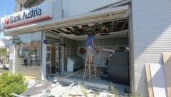 Das Foyer der Bank Austria-Filiale wurde völlig demoliert. Arbeiter beginnen am Donnerstag mit ...