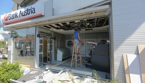 Das Foyer der Bank Austria-Filiale wurde völlig demoliert. Arbeiter beginnen am Donnerstag mit ...
