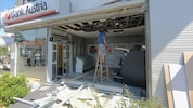 Das Foyer der Bank Austria-Filiale wurde völlig demoliert. Arbeiter beginnen am Donnerstag mit ...