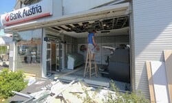 Das Foyer der Bank Austria-Filiale wurde völlig demoliert. Arbeiter beginnen am Donnerstag mit ...