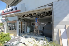Das Foyer der Bank Austria-Filiale wurde völlig demoliert. Arbeiter beginnen am Donnerstag mit ...