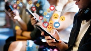 Emojis fügten digitaler Kommunikation emotionale Tiefe zu und erweiterten die Interaktion, heißt ...