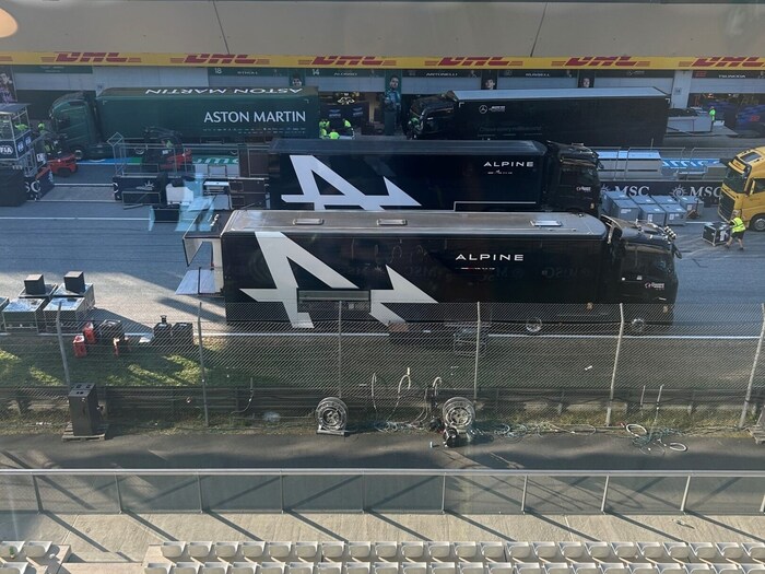 Zwei Stunden nach Rennende herrscht in der „Pit-Lane“ LKW-Stau.