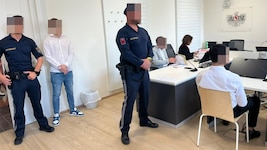 Die beiden Angeklagten kamen in weißen Hemden – sitzend der Erstangeklagte.