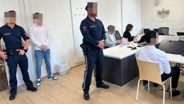 Die beiden Angeklagten kamen in weißen Hemden – sitzend der Erstangeklagte.