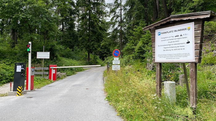 Bei der Einfahrt zum Parkplatz des Blindsees wurde die Fußgängerin angefahren.