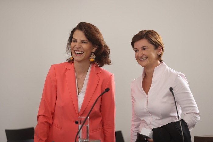 Salzburg ist spitzenpolitisch in Frauenhand: Karoline Edtstadler mit Marlene Svazek (33) von der ...