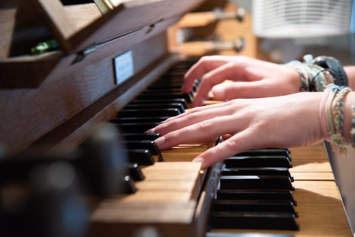 Die Töne, die über die Tasten einer Orgel erzeugt werden, haben alle die gleiche Lautstärke.
