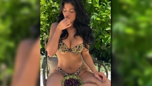 Kylie Jenner nascht süße Kirschen und kleckert sich dabei an. Ganz zur Freude der Fans!