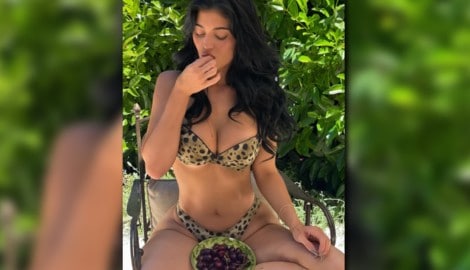 Kylie Jenner nascht süße Kirschen und kleckert sich dabei an. Ganz zur Freude der Fans!