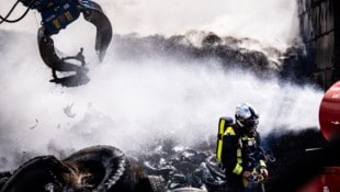 Mehrere Tage und Nächte kämpften die Einsatzkräfte gegen das Feuer, das auf dem Areal einer ...