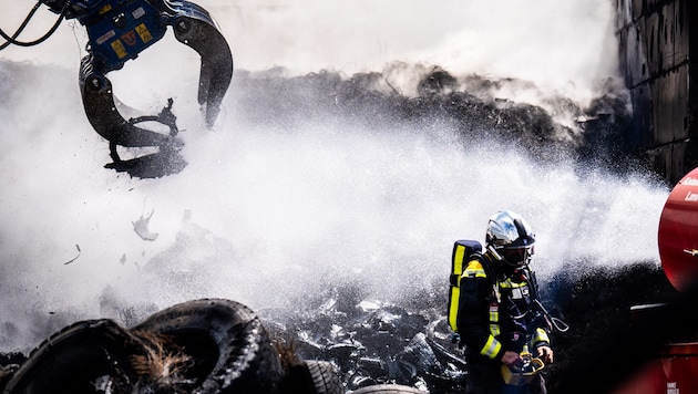 Mehrere Tage und Nächte kämpften die Einsatzkräfte gegen das Feuer, das auf dem Areal einer ...