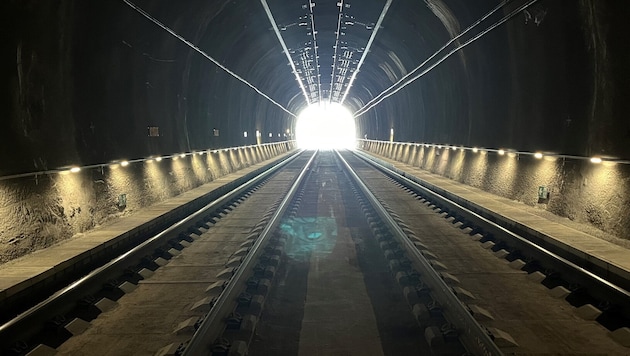 Nach rund neun Monaten ist der Tunnel seit heute, Montag, auch wieder für den Personenverkehr ...