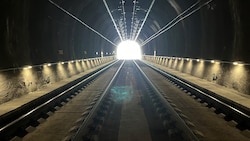Nach rund neun Monaten ist der Tunnel seit heute, Montag, auch wieder für den Personenverkehr ...