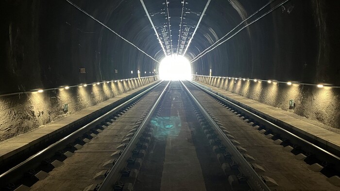 Gewölbe aus Spritzbeton, betonierte Fahrbahn, beleuchteter Handlauf – alles neu.