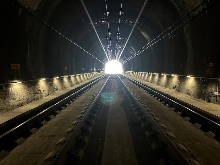 Gewölbe aus Spritzbeton, betonierte Fahrbahn, beleuchteter Handlauf – alles neu.