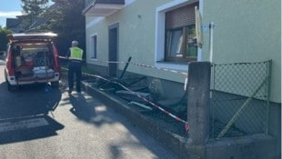 Dieser Gartenzaun und sein Fundament wurden durch die Kollision zerstört.