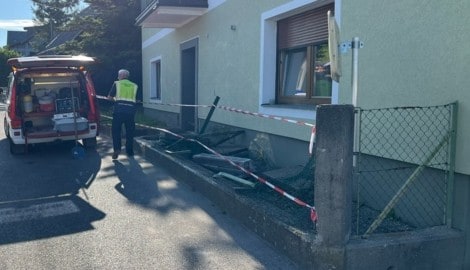 Dieser Gartenzaun und sein Fundament wurden durch die Kollision zerstört.