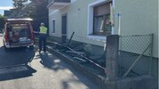 Dieser Gartenzaun und sein Fundament wurden durch die Kollision zerstört.
