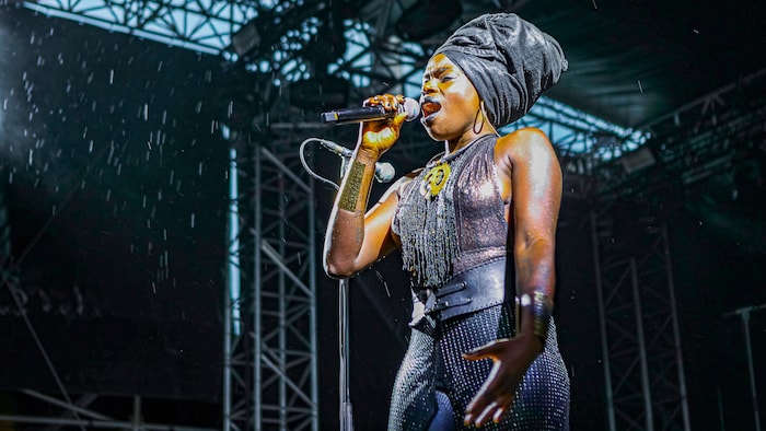 Sängerin Oma Jali eröffnete das Konzert.