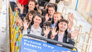 Stefan Kraft (li.) hat die Fahrgeschäfte im Prater bereits getestet.