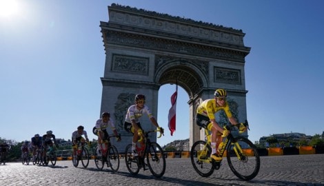 RadStar Tadej Pogacar will am 27. Juli im Gelben Trikot in Paris ankommen.