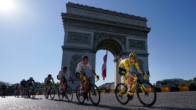 RadStar Tadej Pogacar will am 27. Juli im Gelben Trikot in Paris ankommen.