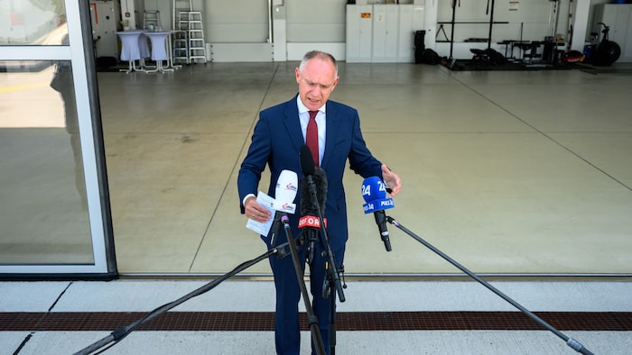 Innenminister Gerhard Karner bei der Pressekonferenz am Flughafen Wien-Schwechat