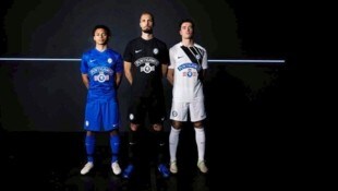 Schwarzes Heimtrikot, Weiß in der Fremde – und in Blau als dritte Variante 