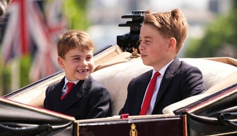 Brüder unter sich! Prinz Louis schenkt Bruder George bei der „Trooping the Colour“-Parade ein ...