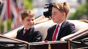 Brüder unter sich! Prinz Louis schenkt Bruder George bei der „Trooping the Colour“-Parade ein ...