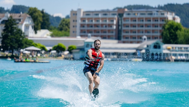 Marco Schwarz macht auch beim Wasserskifahren eine gute Figur.