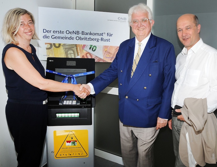 Bequem Geld abheben: Engel, Holzmann und Pressl beim neuen Bankomat in der Marktstraße.