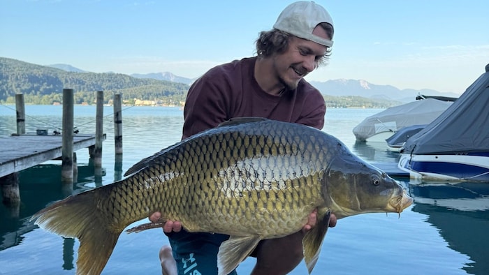 Technik-Ass Manuel Feller und sein 15 Kilo schwerer Karpfen aus dem Wörthersee.