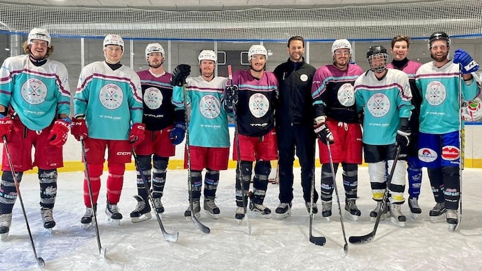 Mit NHL-Star Marco Kasper (Zw. v. li.) spielten die Skifahrer in Ferlach Eishockey.