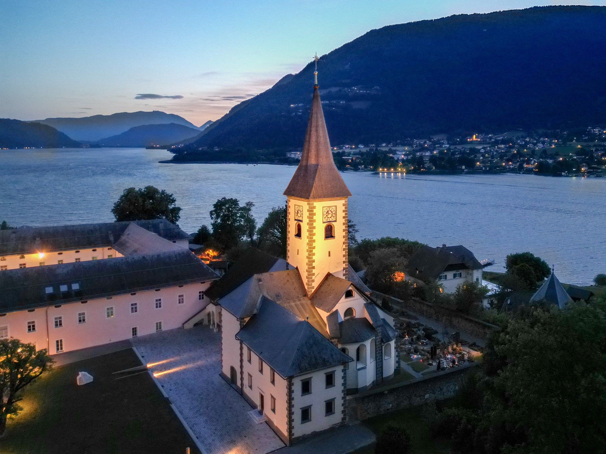 Ossiach ist slawischen Ursprungs und bedeutet Schattseite: Dort steht die Kirche am See.