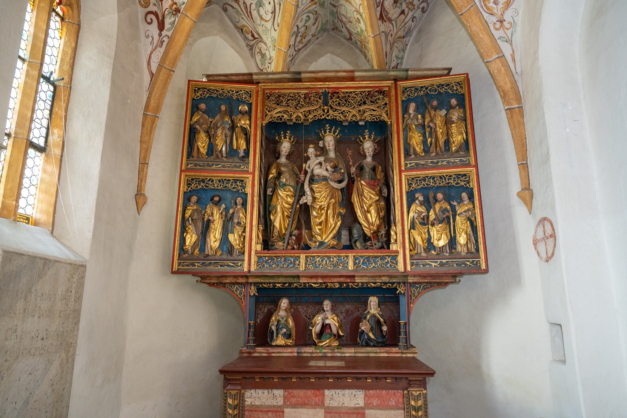 Der berühmte, spätgotische Flügelaltar in der Stiftskirche von Ossiach.