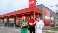 Frischeheldin, Filialleiterin und Fleischhauer vor einer PENNY Filiale