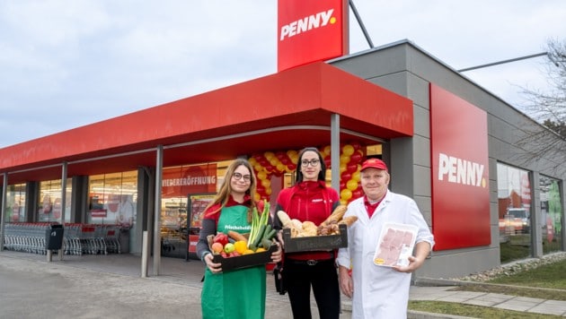 Frischeheldin, Filialleiterin und Fleischhauer vor einer PENNY Filiale