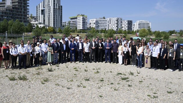 Bürgermeister Michael Ludwig (Mitte, rote Krawatte) in der Seestadt mit Kollegen aus aller Welt: ...