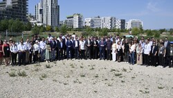 Bürgermeister Michael Ludwig (Mitte, rote Krawatte) in der Seestadt mit Kollegen aus aller Welt: ...