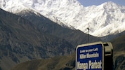 Einem deutschen Alpinisten ist es gelungen, mit einem Gleitschirm den Berg Nanga Parbat ...