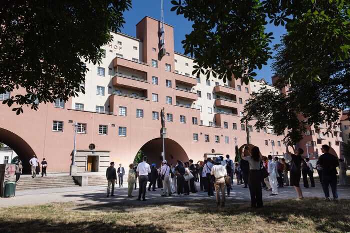 Im Schnelldurchlauf absolvieren die Gäste ein „Best of“ von Wien: vom Besuch im Karl-Marx-Hof ...