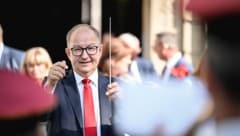 Den Musikverein Katsdorf dirigierte Martin Winkler am Donnerstag vor dem Linzer Landhaus mit ...