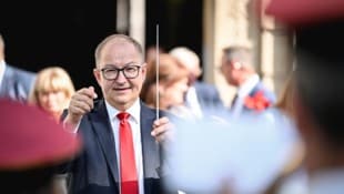 Den Musikverein Katsdorf dirigierte Martin Winkler am Donnerstag vor dem Linzer Landhaus mit ...
