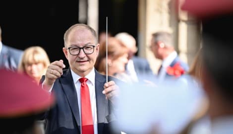 Den Musikverein Katsdorf dirigierte Martin Winkler am Donnerstag vor dem Linzer Landhaus mit ...